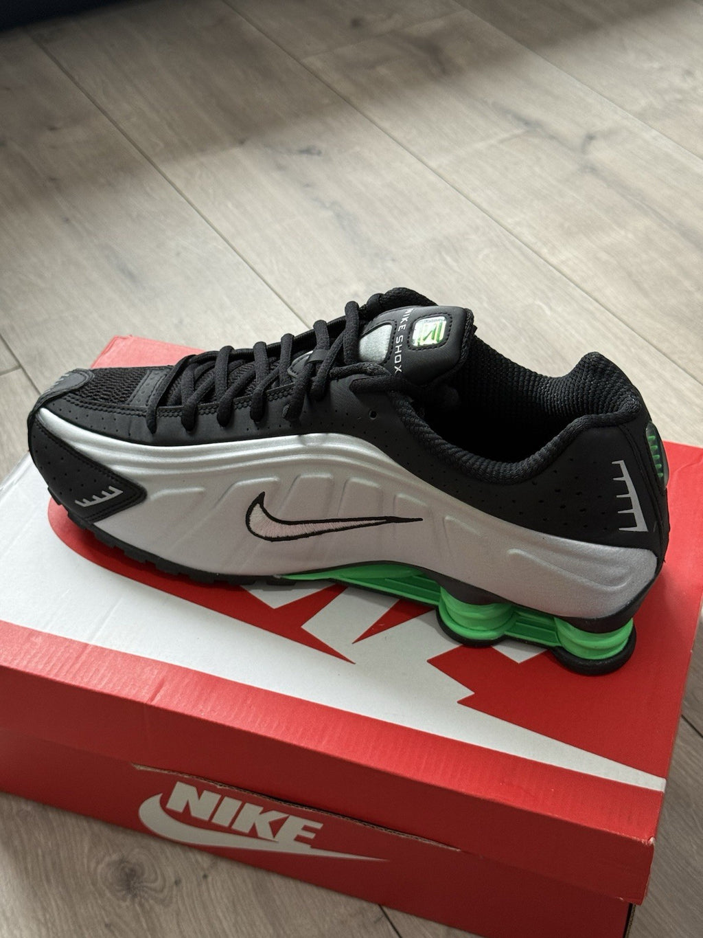 Mens Nike Shox R4 Metallic SIlver Green Shock Trainers SIZE 10 UK [BNIB]0