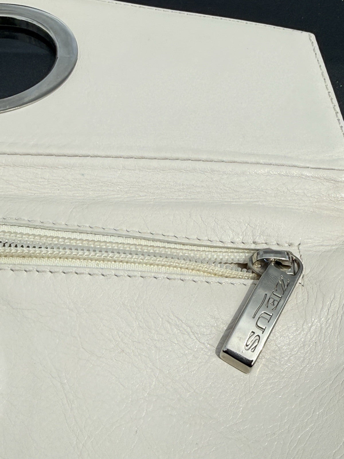 Zeus Cream Leather Oval Hardware Clutch2