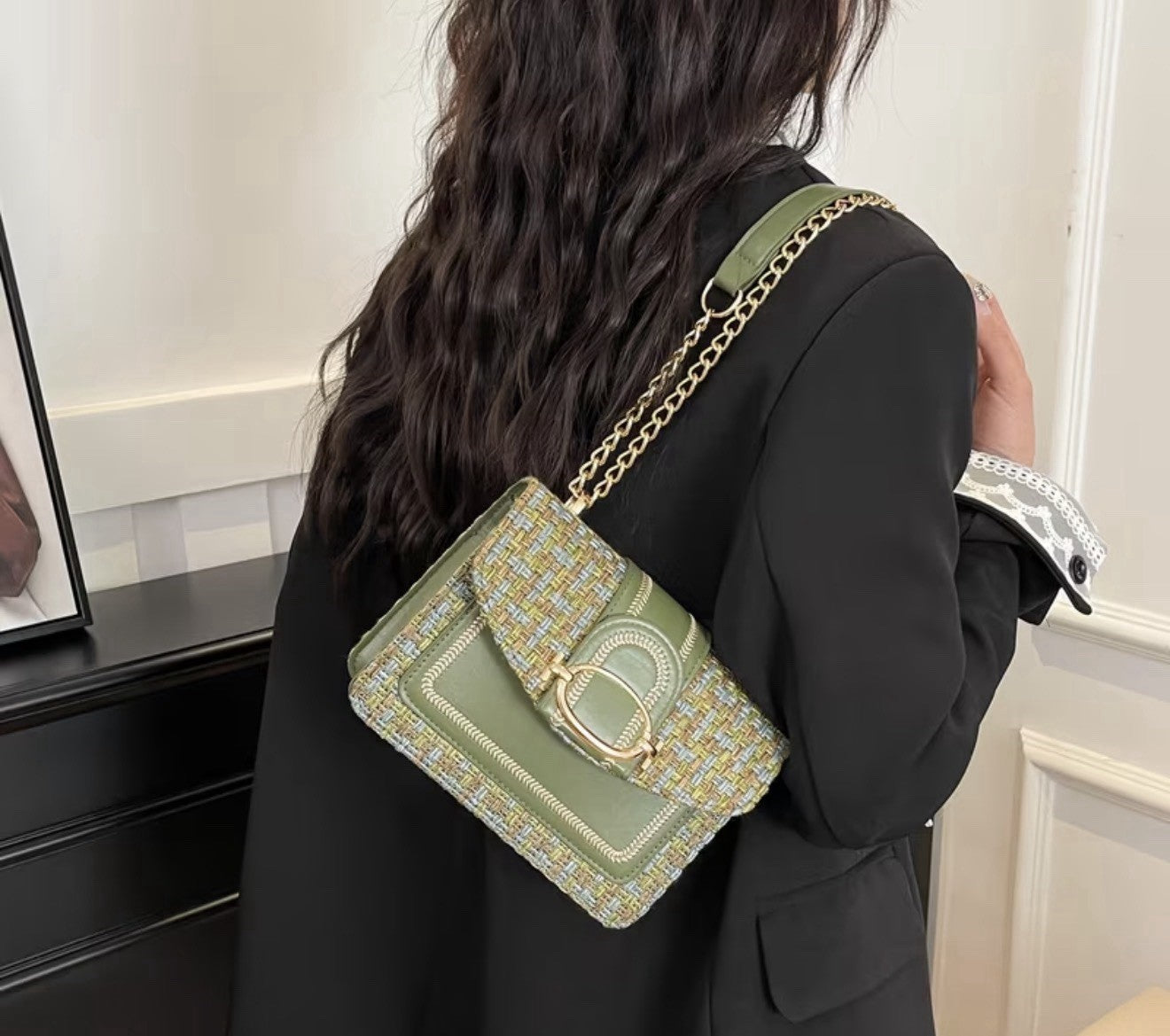 Mini checkered pattern tweed crossbody bag with buckle decoration design.2