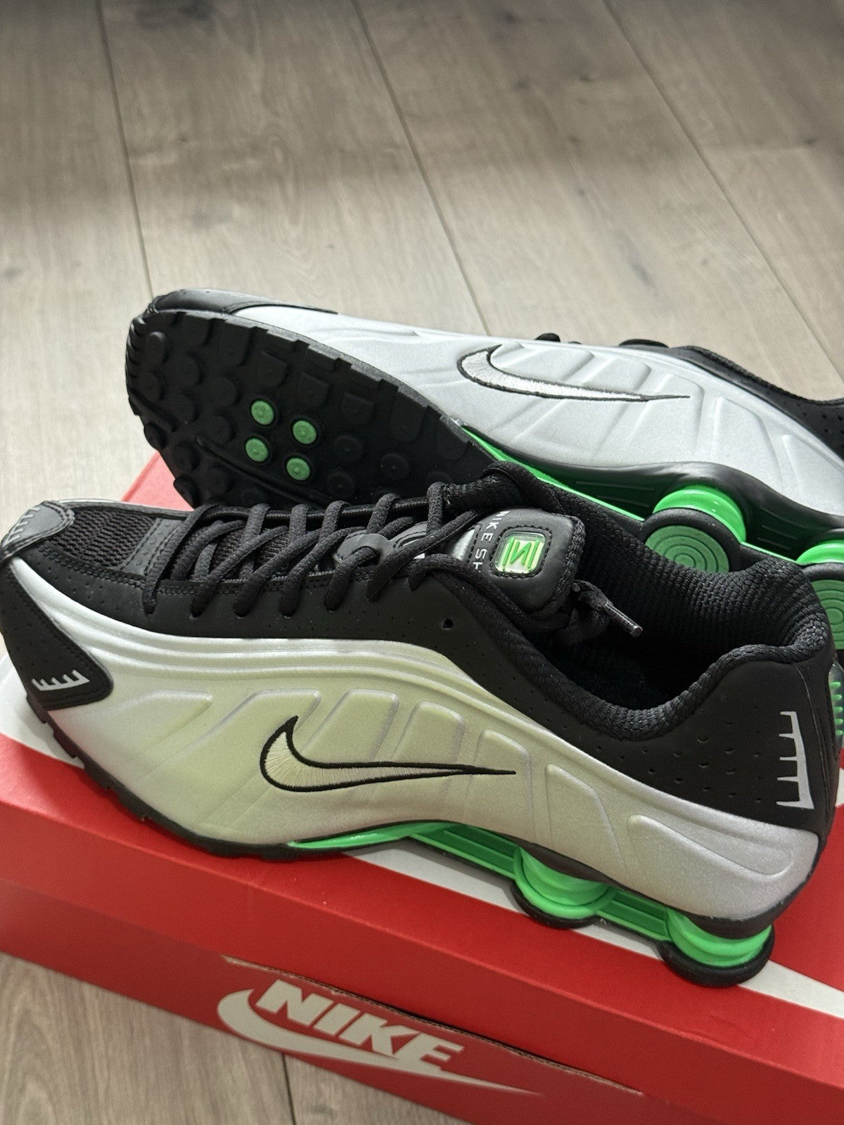 Mens Nike Shox R4 Metallic SIlver Green Shock Trainers SIZE 10 UK [BNIB]3
